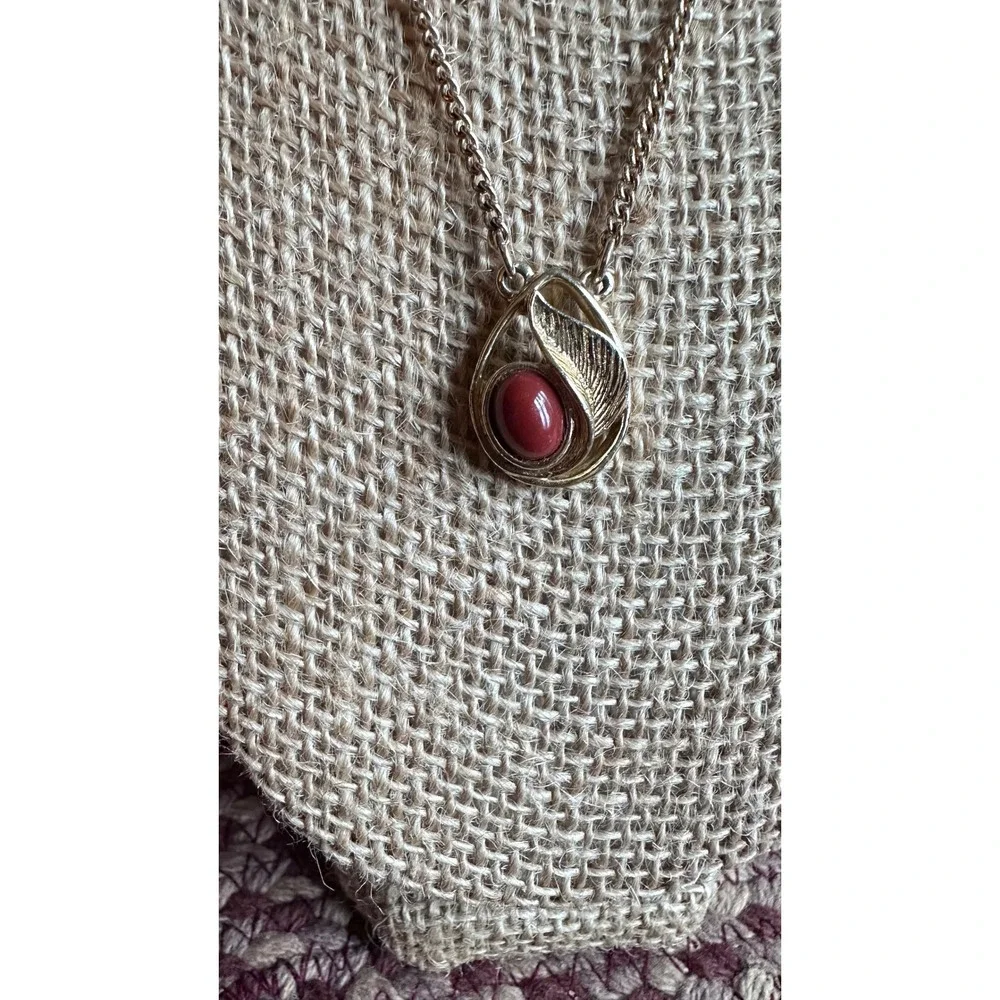 Vintage Gold Tone Pendant‎ Necklace with Red Stone Leaf Detail
